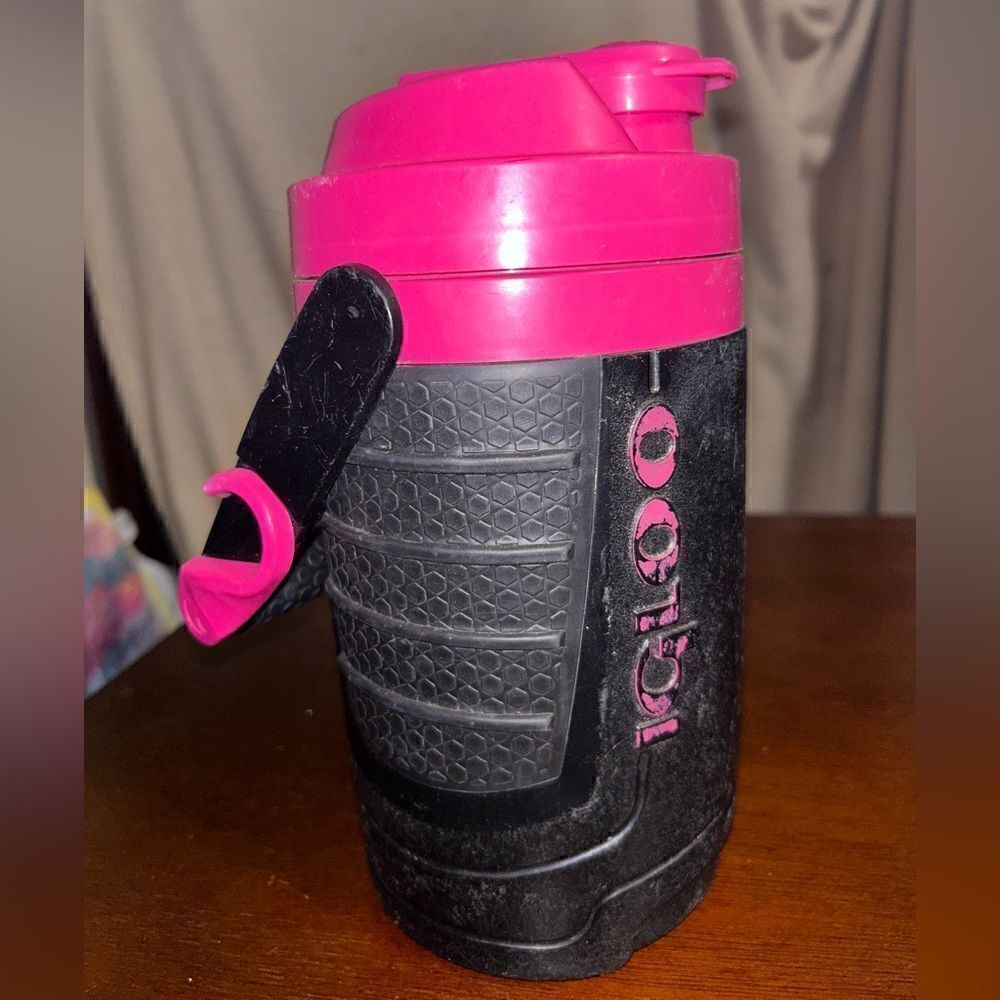 Vintage igloo cold drink container